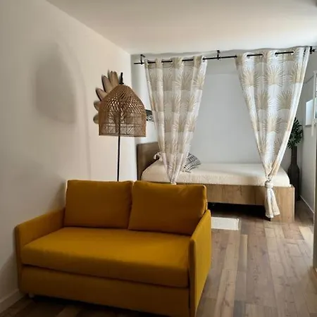 Petit Maison A La *